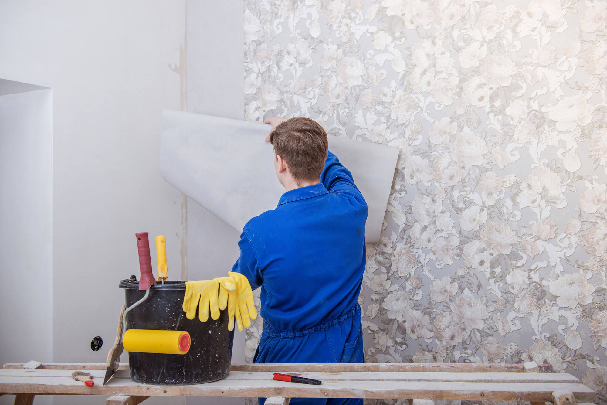 Expert wallpaper installation